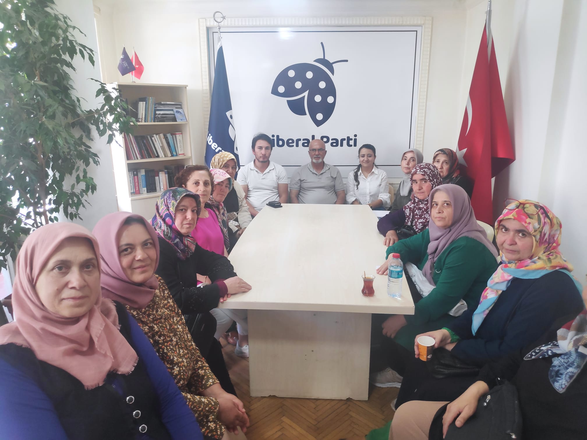 Askeri Öğrenci ve Kursiyer Teğmen Aileleri Platformu Üyeleri Liberal Parti’yi Ziyaret Etti