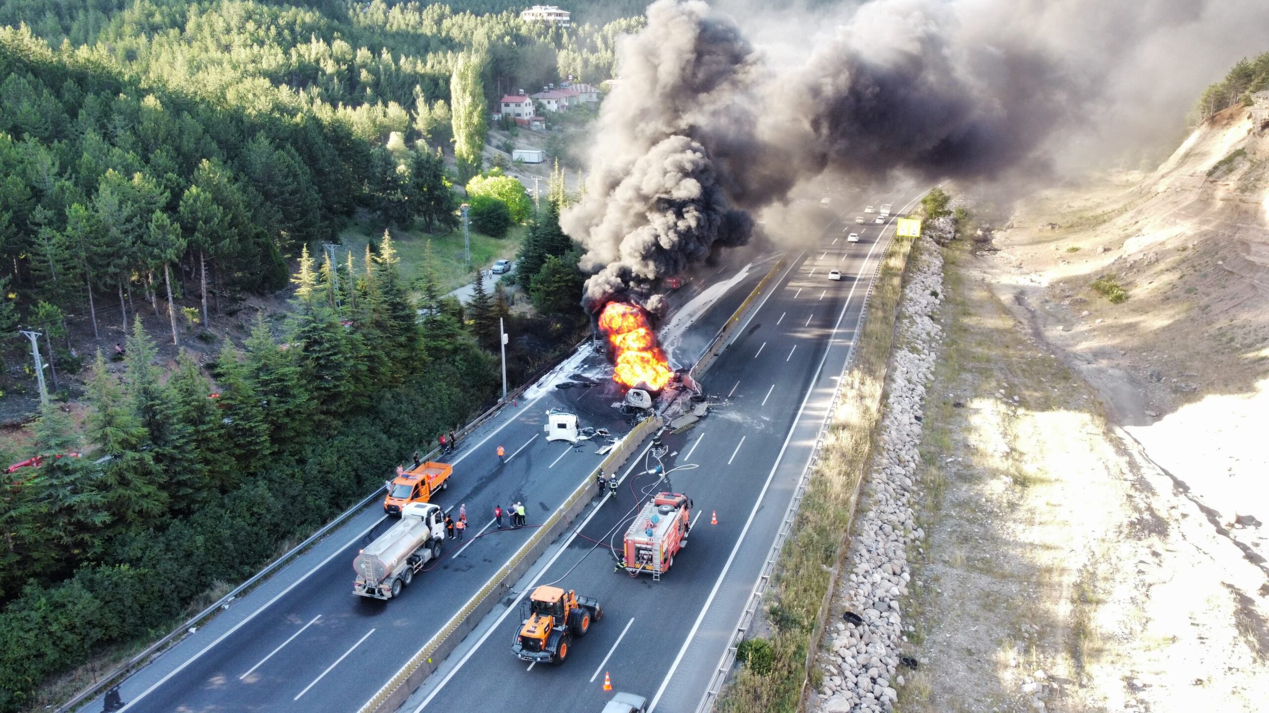 Pozantı’da İki TIR Çarpıştı: Yangın ve Patlama