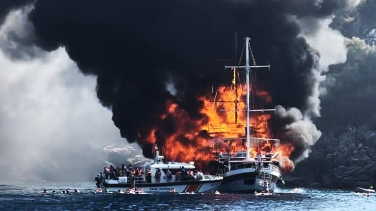 Muğla Marmaris’te Tur Teknesinde Yangın: 14 Yaralı, 102 Tahliye