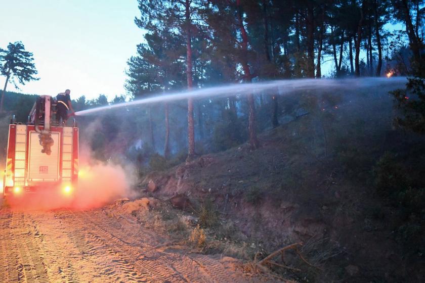 Uşak’ta Çıkan Orman Yangınında 11 Ev Tahliye Edildi, Söndürme Çalışmaları Sürüyor
