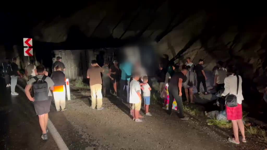 Burdur’da Yolcu Otobüsü Devrildi: 13 Kişi Yaralandı