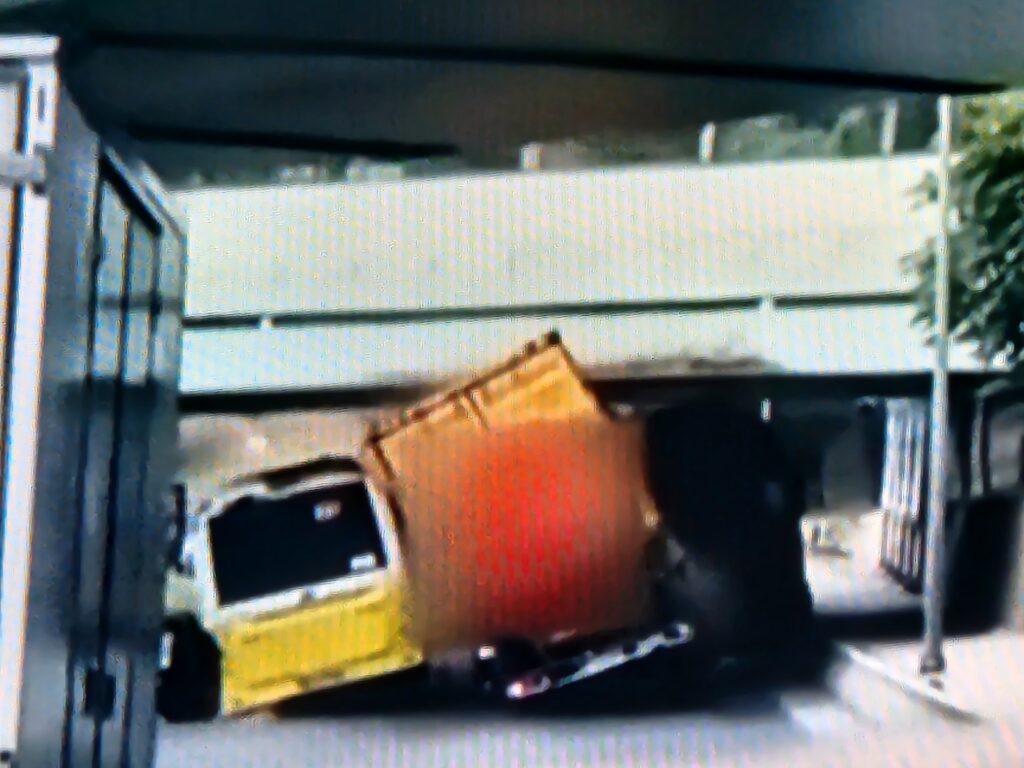 Yine Aynı Üst Geçit, Yine Kaza: İstanbul Florya’da TIR İETT Otobüsünün Üzerine Devrildi