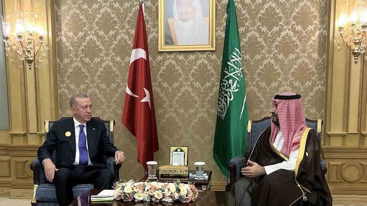 Erdoğan ve Prens Selman Riyad’da Görüştü: İkili İlişkiler ve Bölgesel Konuları Ele Alındı