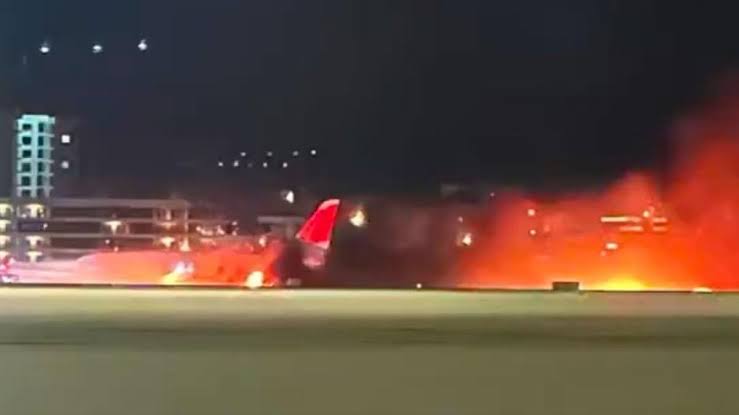Antalya Havalimanı’nda Korku Dolu Anlar: Yolcu Uçağında Motor Yangını!