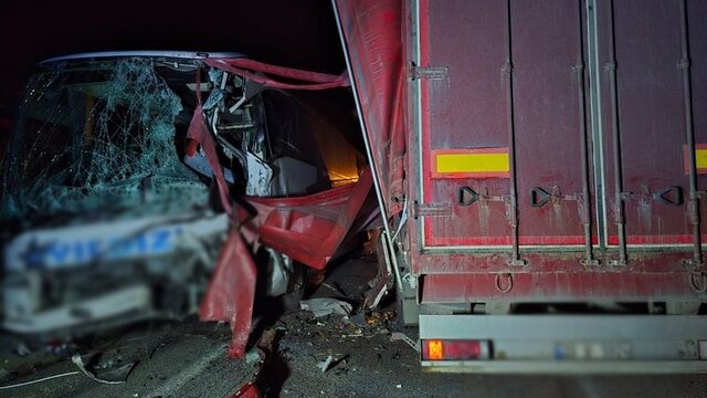 Afyonkarahisar’da Tır ile Yolcu Otobüsü Çarpıştı: 18 Yaralı