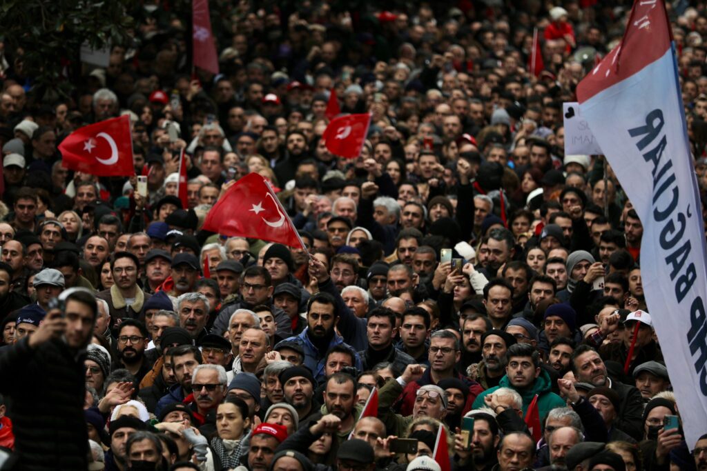 Beşiktaş’ta CHP’nin Tepkisi: Rıza Akpolat’ın Gözaltına Alınmasına Karşı Büyük Protesto