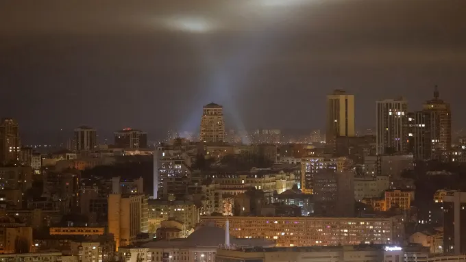 Ukrayna’dan Rusya’ya Büyük İHA ve Füze Saldırısı: Fabrikalar Hasar Gördü, Okullar Kapandı