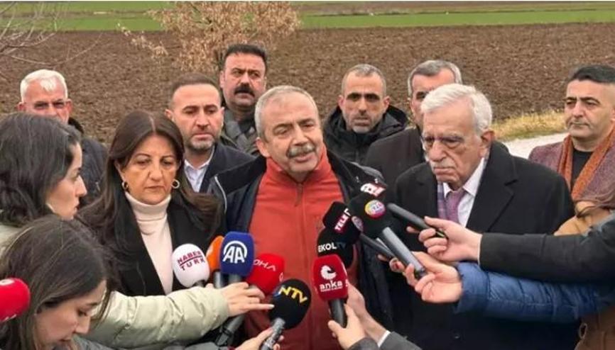 Sırrı Süreyya Önder: ‘Çift Bayrak ve Çift Dil Tartışmaları Gerçek Dışı, Barışa Odaklanıyoruz’