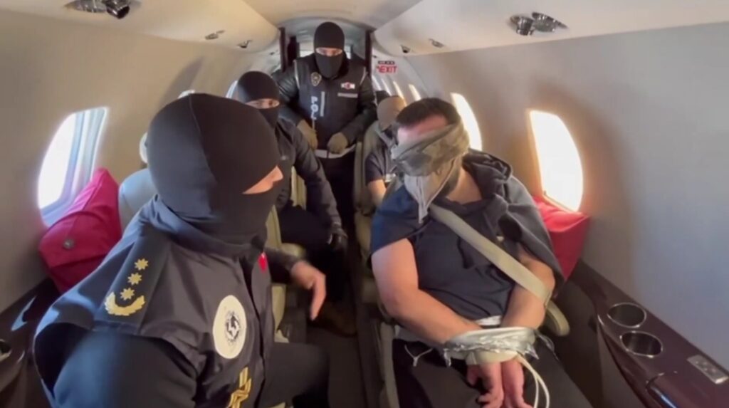 Kırmızı Bültenle Aranan Suç Örgütü Lideri Ercan Yılmaz ve üyesi İbrahim Kaymak Türkiye’ye Getirildi