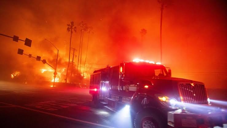 Los Angeles’ta Hızla Yayılıyor: On Binlerce Kişi Tahliye Edildi
