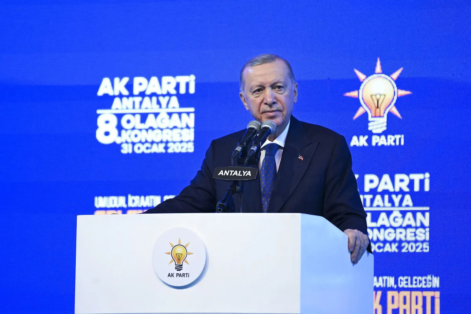Cumhurbaşkanı ve AKP Genel Başkanı Recep Tayyip Erdoğan, AKP Antalya 8. Olağan İl Kongresi’nde 2028 Seçimleri İçin Hazırlık Çağrısı Yaptı