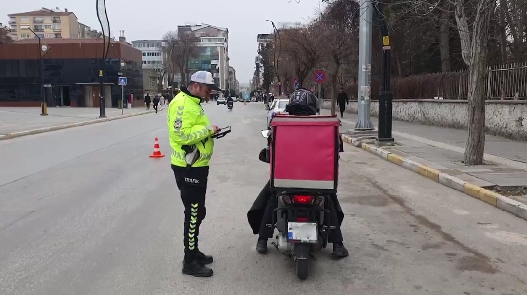 İçişleri Bakanlığı Trafik Denetimlerinde Hız Kesmedi: Ocak Ayında 3,3 Milyon Araç Denetlendi, 498 Bin 104 İşlem Yapıldı