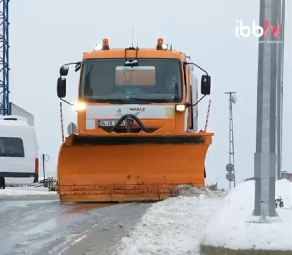 İstanbul’da Kar Yağışı Etkisini Sürdürüyor: İBB Ekipleri Sahada