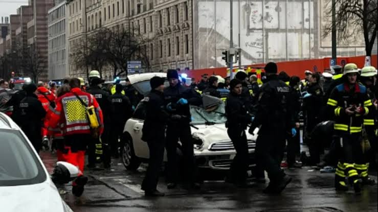 Almanya’nın Münih Şehrinde Otomobil Kalabalığa Dalıp 15 Kişiyi Yaraladı