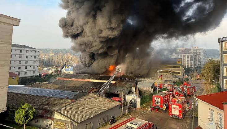 İstanbul Çekmeköy’de Lastik Fabrikasında Korkutan Yangın
