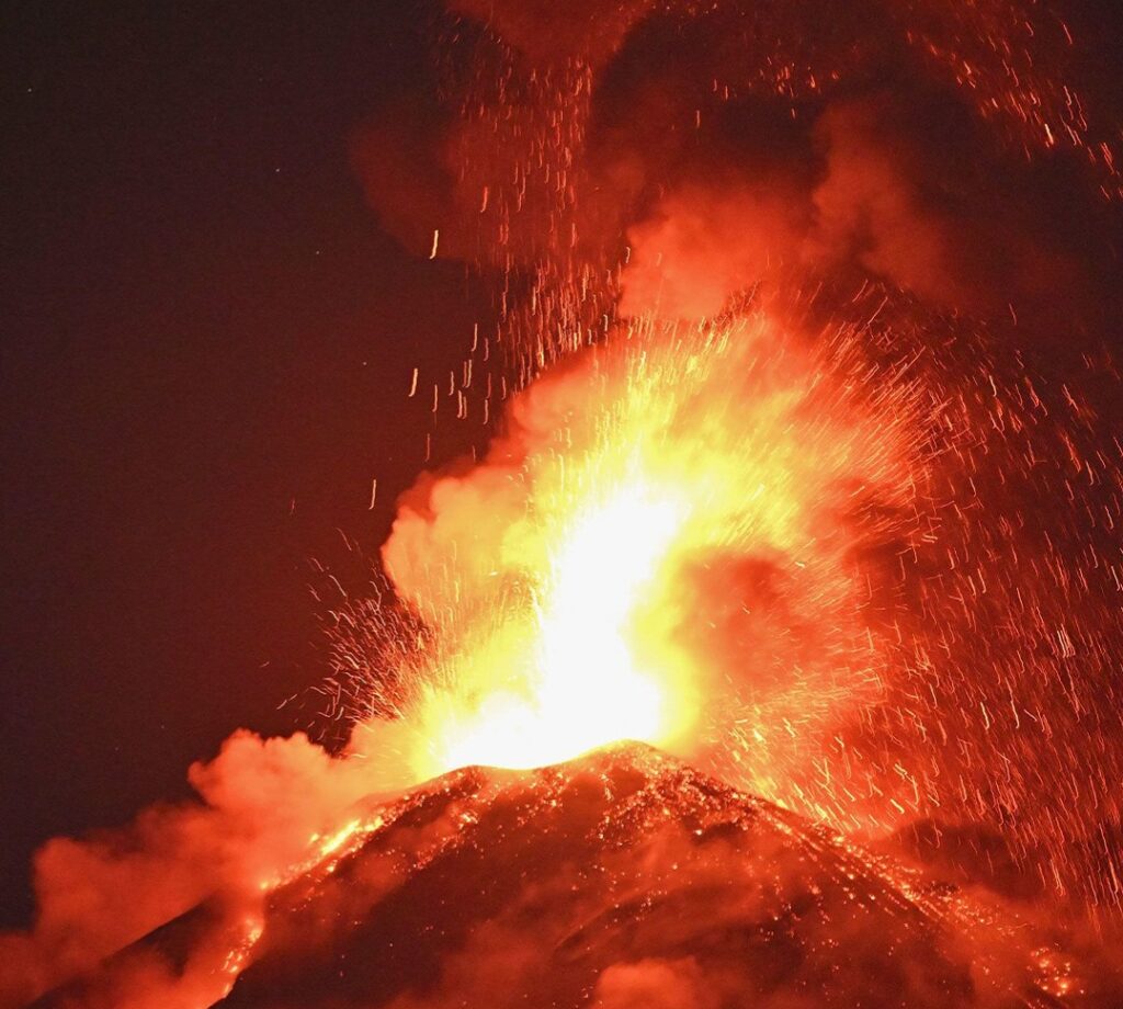 Guatemala’nın Fuego Yanardağı Patladı: 300 Aile Tahliye Edildi, 30.000 Kişi Risk Altında