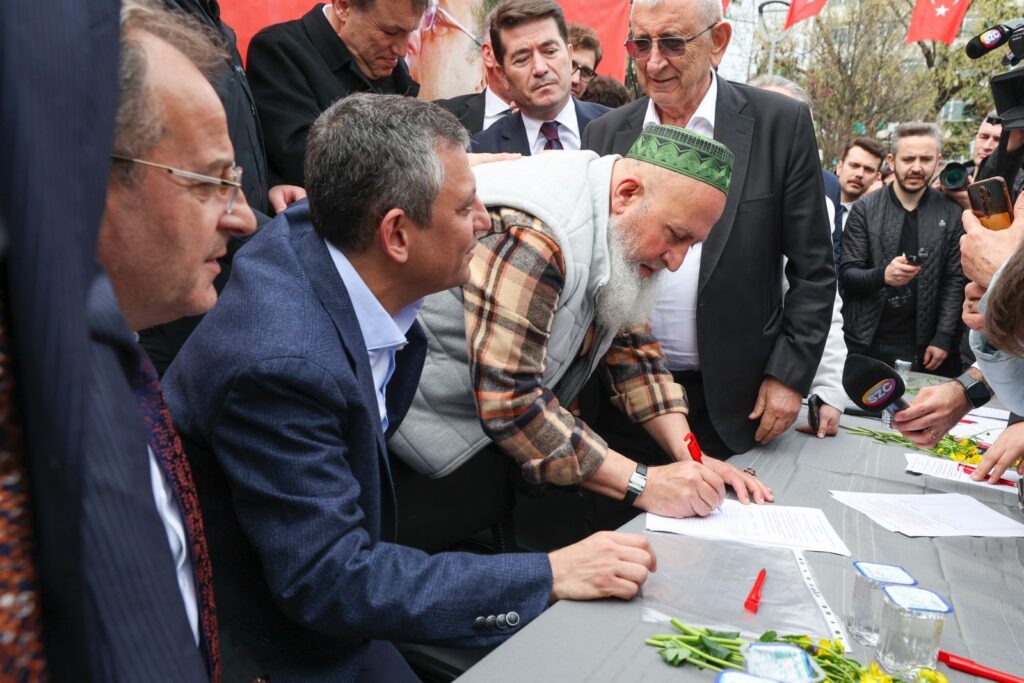 CHP’den İmza Kampanyası: “Adayımızı Yanımızda, Sandığı Önümüzde İstiyoruz!”