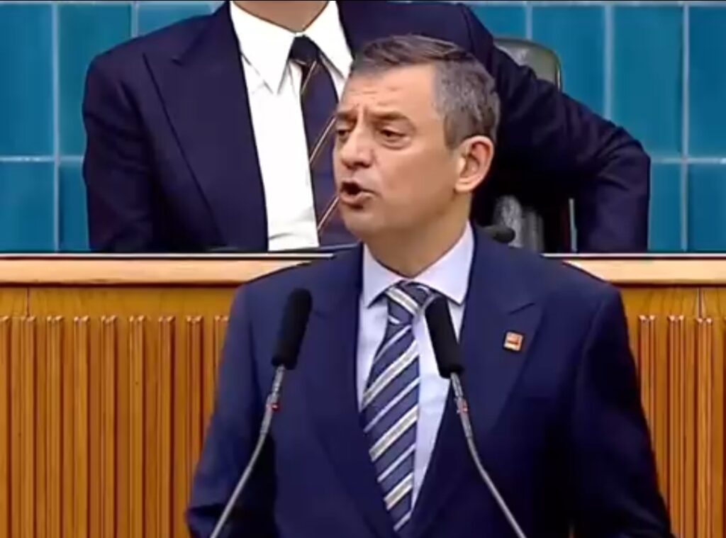 Özgür Özel: “Ülkenin Ana Kolonunu Kesmeye Çalışıyorlar, Ben de Binayı Çökertmesinler Diye Mücadele Ediyorum!”