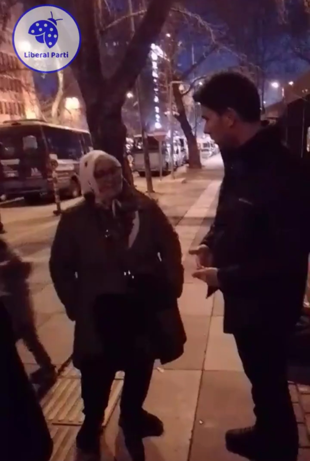 Liberal Parti’den Adalet Bakanlığı Önünde Adalet Nöbeti Tutan Anneye Polisin Tutumuna Tepki: “Polis Hukuku Uygulamakla Yükümlüdür”