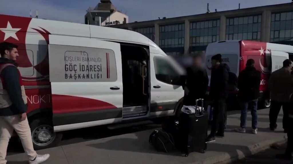 28 Büyükşehirde Eş Zamanlı Göç Denetimi: 87 Düzensiz Göçmen Yakalandı