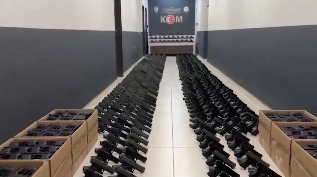 Afyonkarahisar’da Yasa Dışı Silah İmalatı ve Kaçakçılığına Büyük Darbe: 3 Bin 450 Tabanca Gövdesi ve 80 Bin 790 Silah Parçası Ele Geçirildi