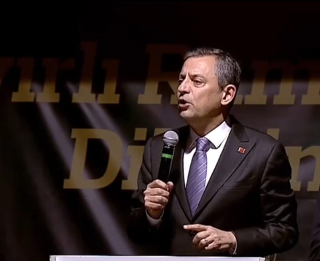 CHP Genel Başkanı Özgür Özel’den Erdoğan’a Sert Tepki: “Emekli İkramiyesi, 33 Kilo Hurma Alırken, Bugün Ancak 6 Kilo Alabiliyor”