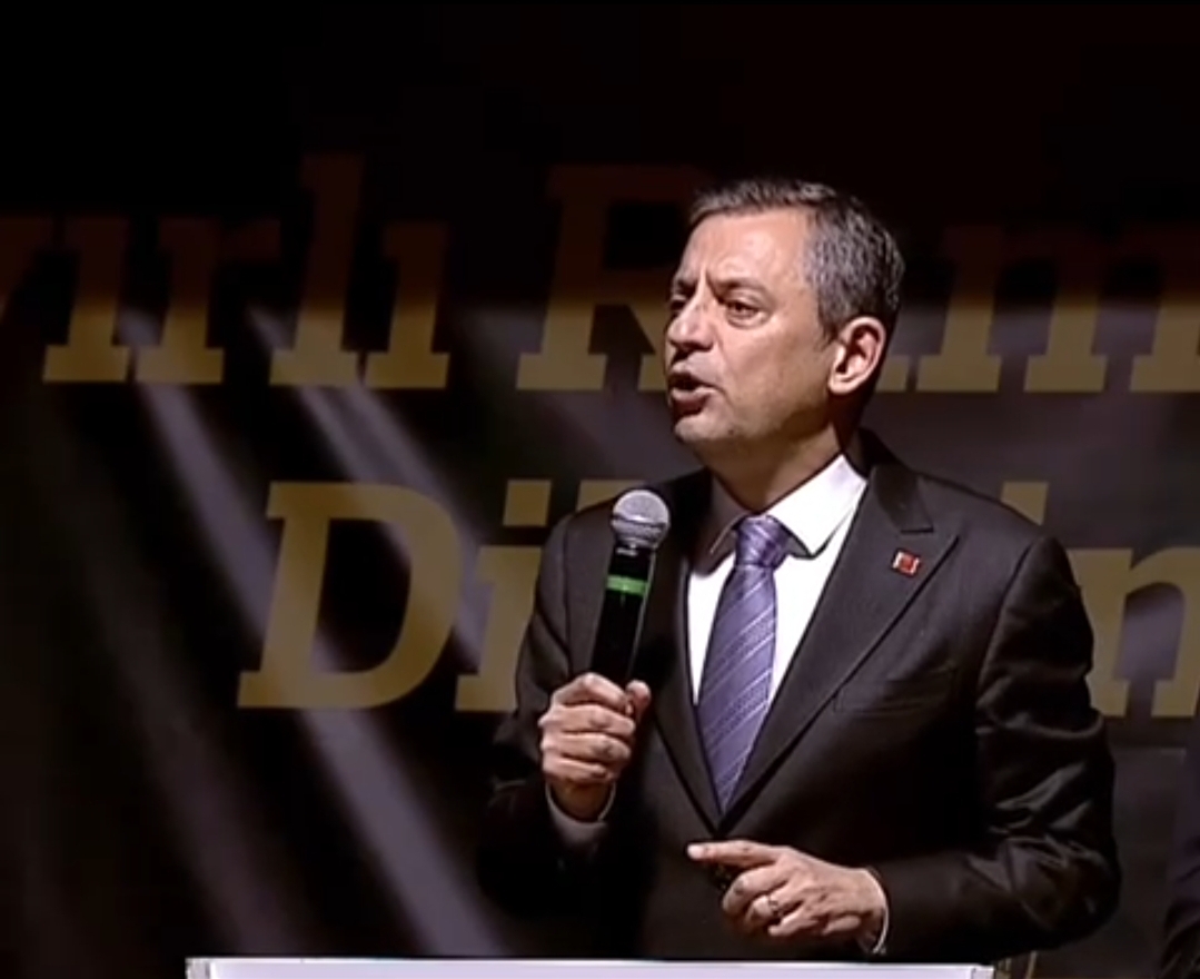 CHP Genel Başkanı Özgür Özel’den Erdoğan’a Sert Tepki: “Emekli İkramiyesi, 33 Kilo Hurma Alırken, Bugün Ancak 6 Kilo Alabiliyor”