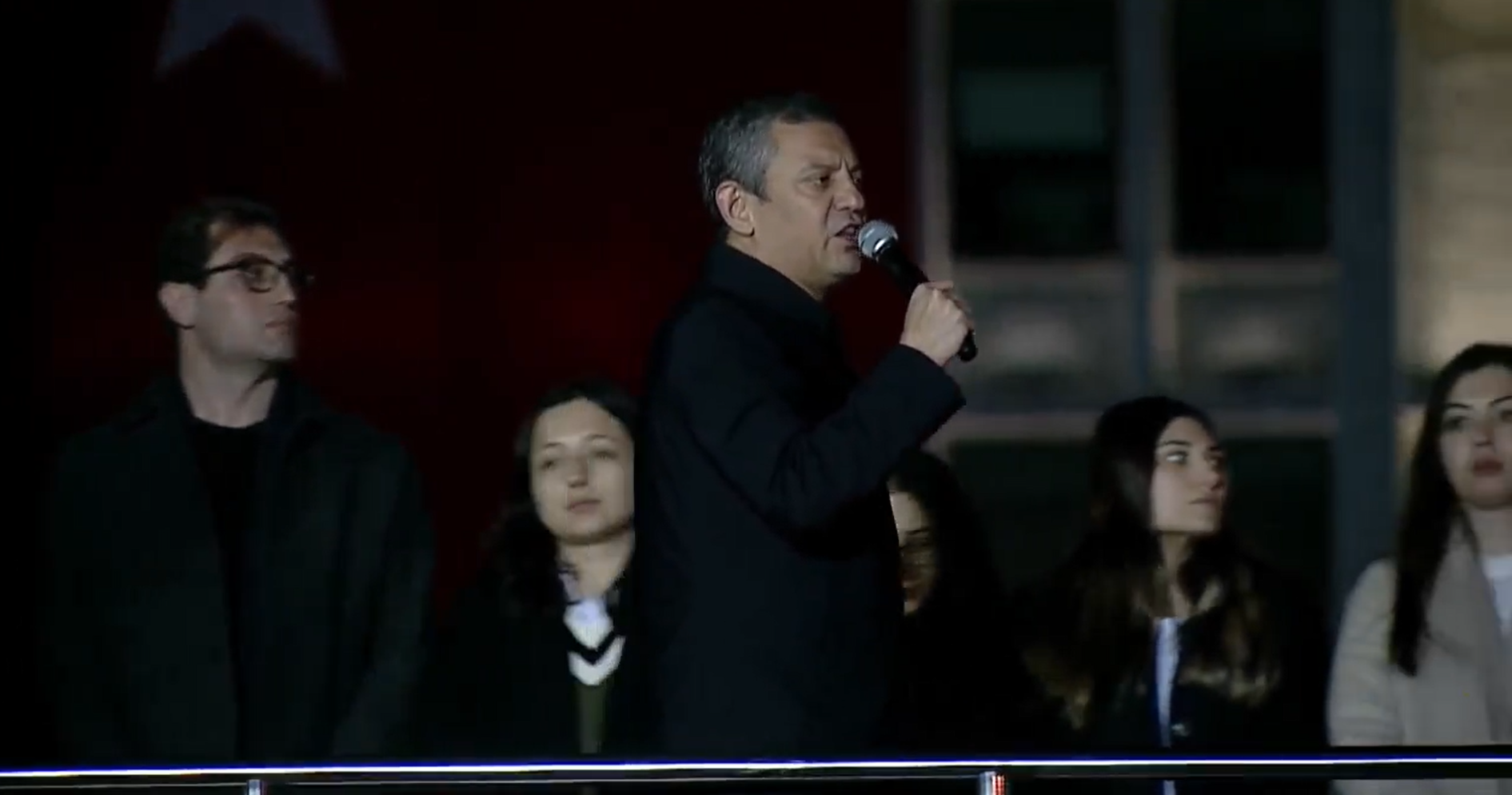 Saraçhane’de Tarihi Gece: CHP Lideri Özgür Özel’den Sert Mesajlar