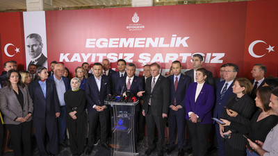 Özgür Özel’den Saraçhane’de Sert Mesajlar: “Milletin Bizi Seçeceğine İnanıyorlar, O Yüzden Kumpas Kuruyorlar”