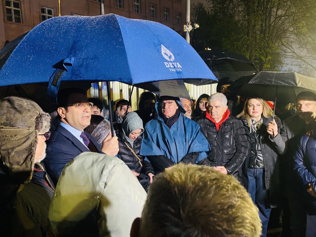 DEVA Partisi’nden Adalet Nöbetine Ziyaret: “Adalet Arzusu Yağmur Oldu, Yağıyor!”