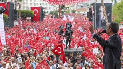 CHP Lideri Özgür Özel’den Mersin Mitinginde Sert Sözler: “Devletin Kapıları Millete Kapatıldı, Sandığa Uzanan El Milletin Düşmanıdır!”