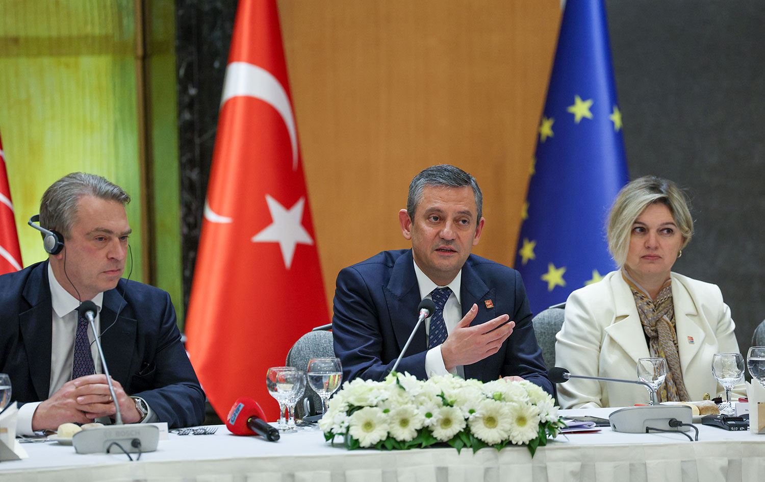 CHP Genel Başkanı Özgür Özel, AB Büyükelçileriyle Görüştü: Detaylar Merak Ediliyor