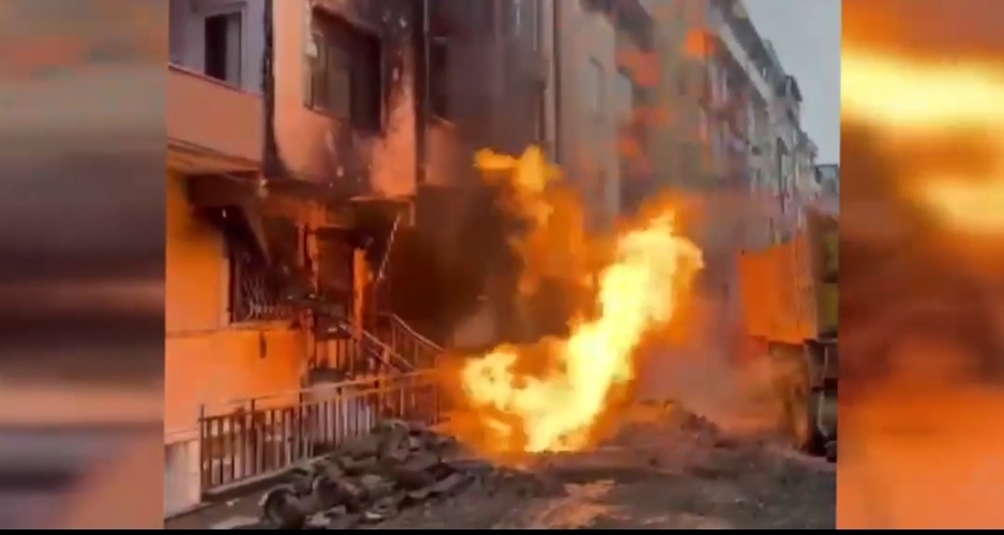 İstanbul Esenyurt’ta Doğal Gaz Patlaması: 2 İşçi Yaralı, 2 Bina Hasarlı!