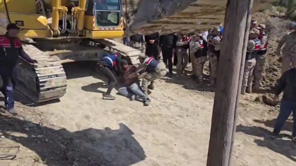 Hatay Samandağ’da “Acele Kamulaştırma” Krizi: Halk Tapulu Arazileri İçin Kepçelerin Önüne Yatıyor!