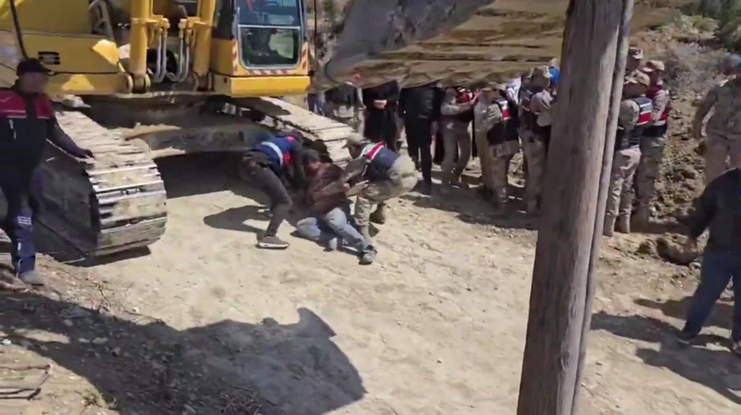 Hatay Samandağ’da “Acele Kamulaştırma” Krizi: Halk Tapulu Arazileri İçin Kepçelerin Önüne Yatıyor!