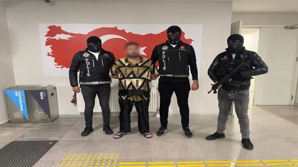 İçişleri Bakanı Ali Yerlikaya, Kırmızı Bültenle Aranan Suçluları Uluslararası Ortak Operasyonlarla Yakaladıklarını Açıkladı