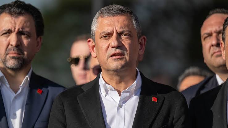 Özgür Özel: Kimseyi Çocuğuyla ve Özgürlüğüyle Tehdit Etmeyin