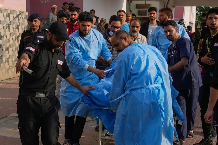 Kashmir’de Kanlı Saldırı: Turistlere Silahlı Baskın, En Az 26 Ölü