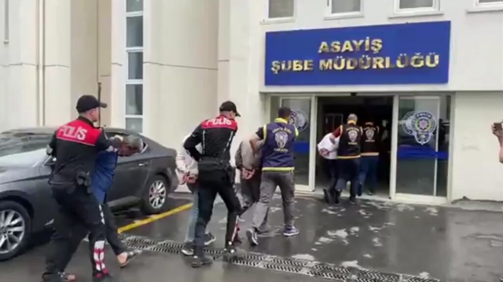 Ankara’da Kurban Pazarı’nda Polise Saldırı! İçişleri Bakanı Yerlikaya: “Gereği Yapıldı, Şehir Eşkıyaları Gözaltında”