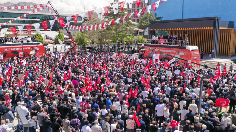 Özgür Özel’den Van’da Tarihi Miting: “Kürt Meselesini İnkar Etmedik, Barış ve Kardeşlik İçin Buradayız!”