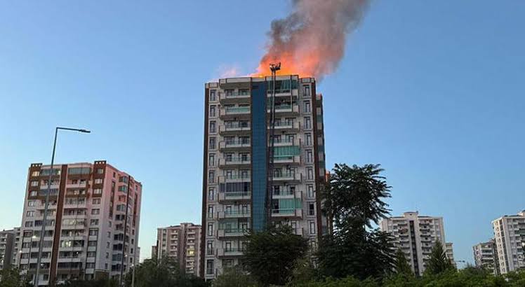 Diyarbakır’da 13 Katlı Binada Yangın: 2’si Çocuk 3 Kişi Hayatını Kaybetti