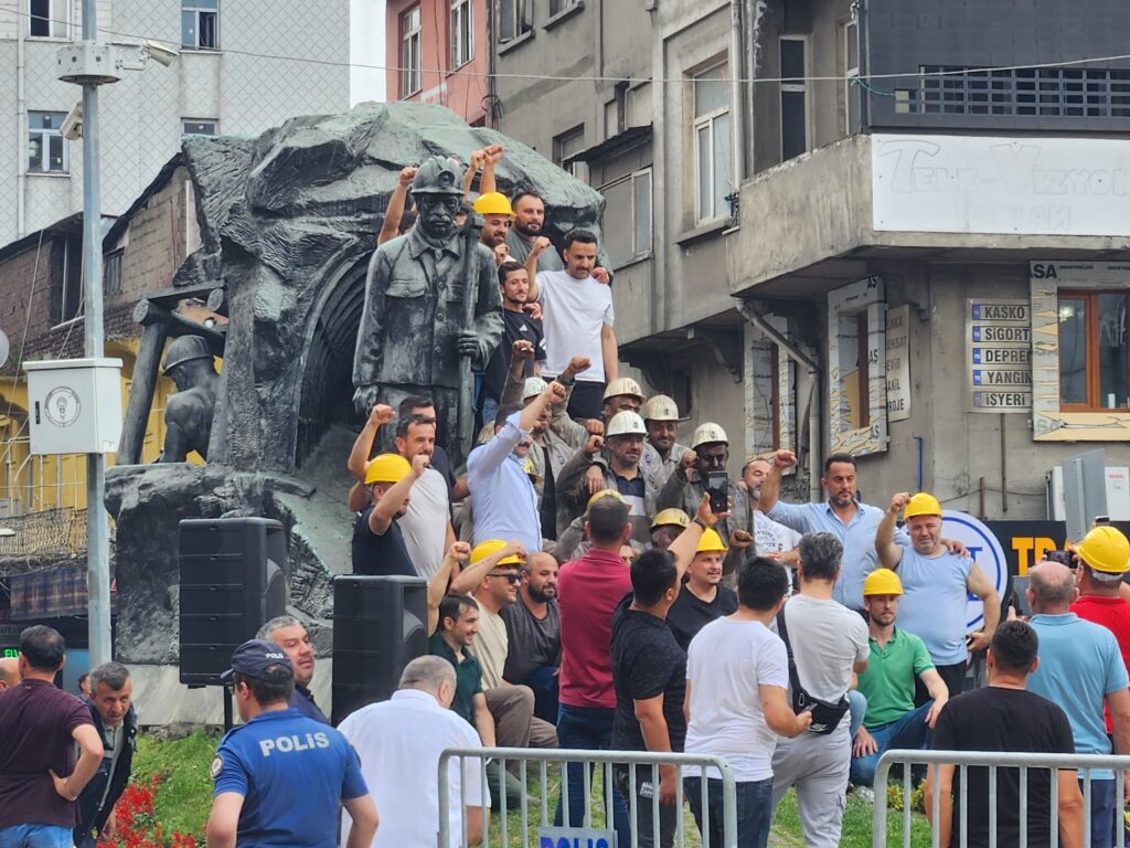 Zonguldak’ta Madenci Anıtı Önünde İşçi Eylemi: “Sefalet Zammı Değil, Hakkımızı İstiyoruz!”
