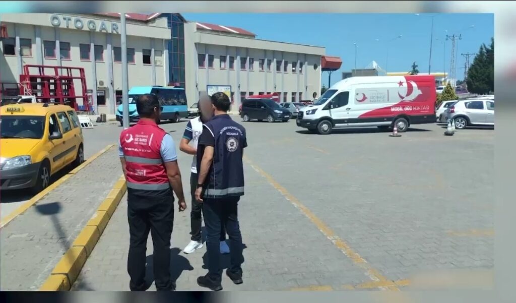 Göçmen Kaçakçılığına Büyük Darbe: 32 Organizatör Yakalandı, 572 Düzensiz Göçmen Tespit Edildi