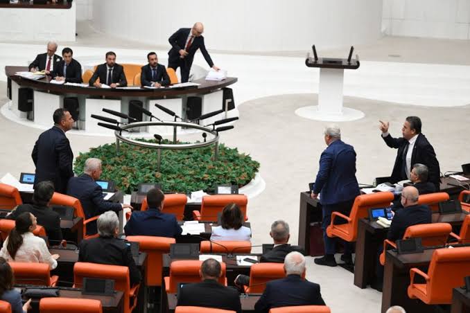 🟥 Meclis’te LGS Tartışması Gerilimi Tırmandırdı: Varank, Başarır’ın Üzerine Yürüdü!