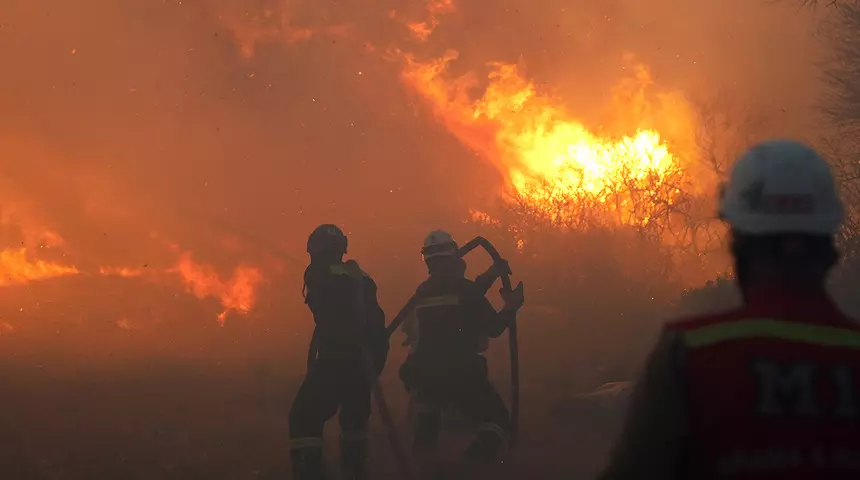 İzmir Çeşme’de Makilik Alanda Büyüyen Yangın: 3 Mahalle Tahliye Edildi, İzmir-Çeşme Kara Yolu Ulaşıma Kapandı