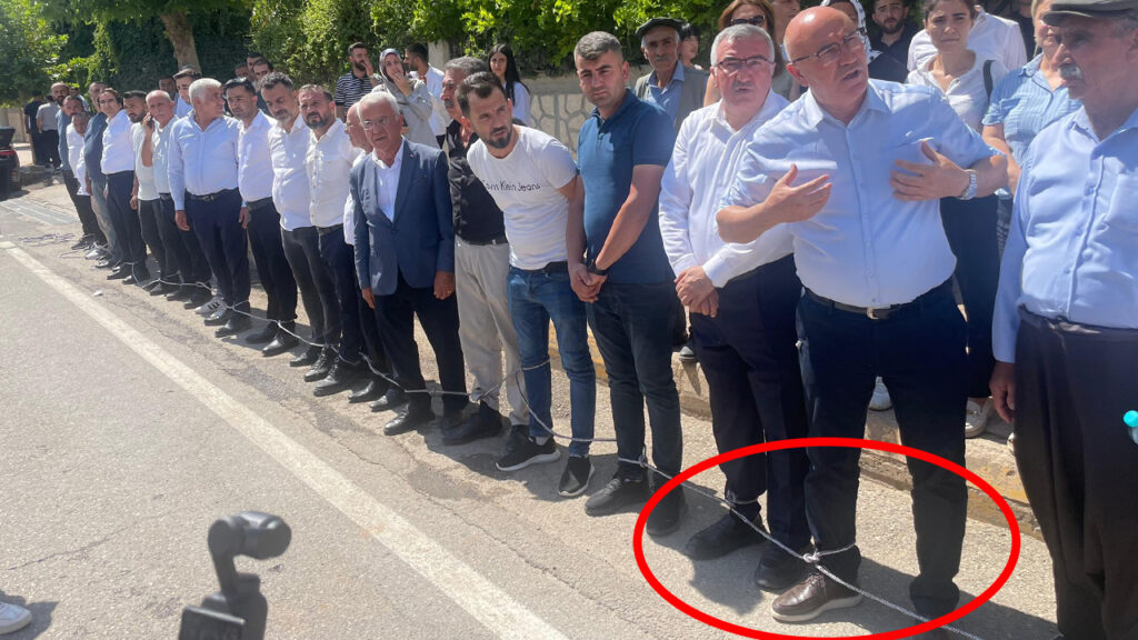 CHP’li Mahmut Tanal’dan Adıyaman’da Sıra Dışı Eylem: Ev Hapsindeki Tutdere İçin Ayaklarına Kelepçe Bağladı