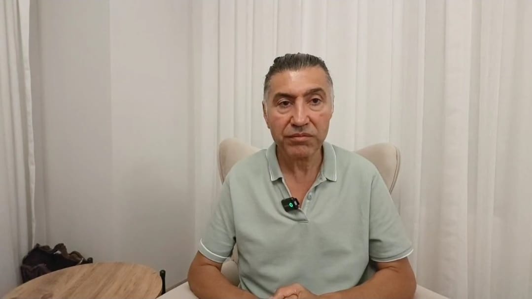 Sırrı Er’den Muhalefete Sert Eleştiri: “Gösterimlik Demokrasinin Sahte Muhalifleri!”