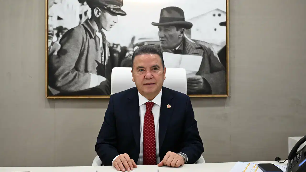 Antalya BB Başkanı Muhittin Böcek Görevden Uzaklaştırıldı: Rüşvet Soruşturmasında Tutuklandı