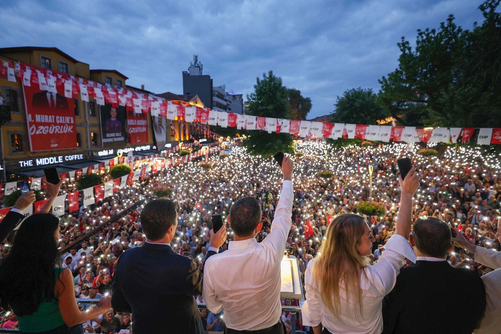 CHP Lideri Özgür Özel’den Trabzon’da Tarihi Miting: “Ak Toroslara Teslim Olmayacağız, Ekrem İmamoğlu Cumhurbaşkanı Olacak!”