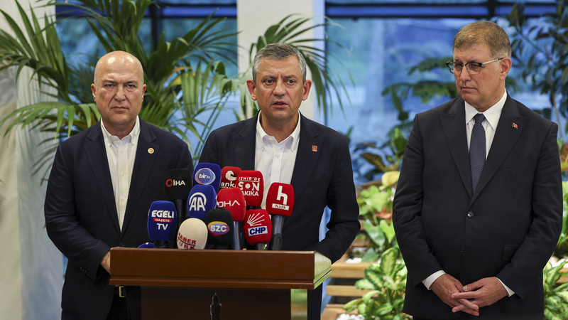 CHP Genel Başkanı Özgür Özel’den İzmir’de Sert Açıklamalar: “Ekrem İmamoğlu’na Nasip Olan Dayanışmayı Tunç Soyer İçin de Gösteririz”